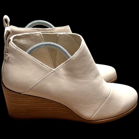 TOMS Marta Women's Size 8.5 Suede Beige Ivory Wedge Bootie Pull On Cut Out Side - Picture 1 of 15